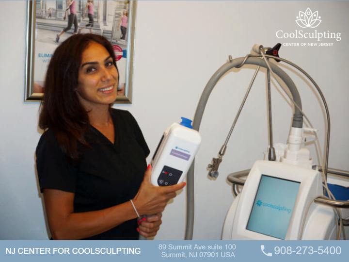 doctor with a device for coolsculpting